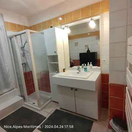 Grand Rez De Jardin Terrasse Calme Centre-ground Floor Quiet Garden Terrace Near Center Of